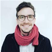 Profesor de artes visuales, dicta clases de dibujo, pintura, fotografía, historia del arte, grabado y escultura a niños y adultos de todas las edades